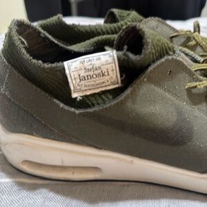 Men’s Nike skate Stefan JANOSKI Olive Green Canvas Skate Shoe